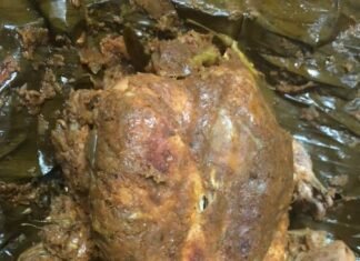 കളിമണ്ണിൽ ചുട്ട എടുത്ത കോഴിയുടെ രുചിയിടം.