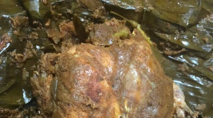 കളിമണ്ണിൽ ചുട്ട എടുത്ത കോഴിയുടെ രുചിയിടം.